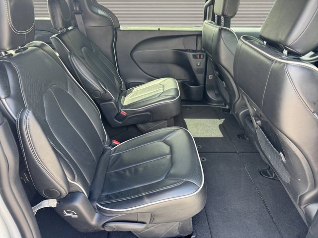 Used 2025 Chrysler Pacifica Limited FWD image 17