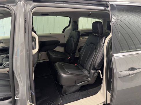 Used 2023 Chrysler Pacifica Touring-L FWD image 9