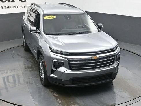 Used 2025 Chevrolet Traverse LT image 47