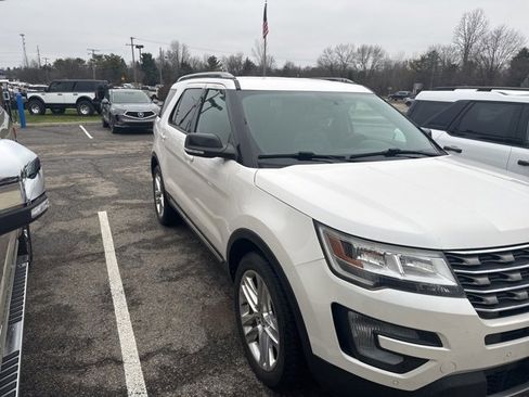 Used 2017 Ford Explorer XLT w/ Equipment Group 202A image 2