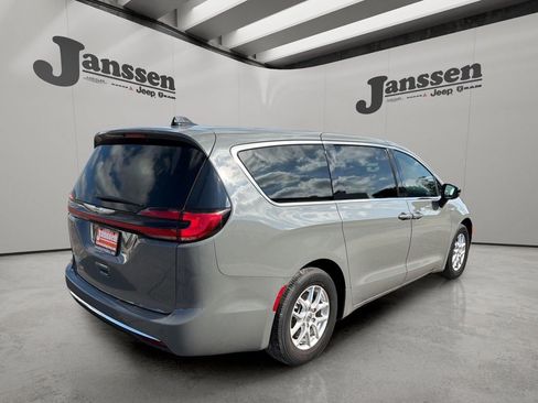 Used 2025 Chrysler Pacifica Select FWD image 5