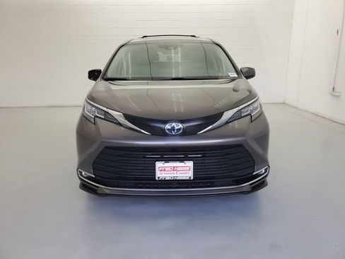 Used 2022 Toyota Sienna XLE image 3