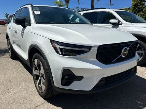 Used 2026 Volvo XC40 B5 Plus AWD/4WD image 2