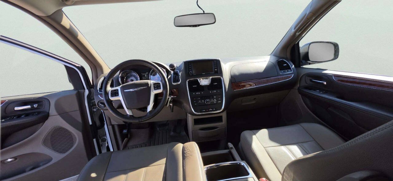 Used 2016 Chrysler Town & Country Touring FWD image 7