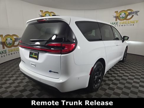 Certified 2024 Chrysler Pacifica Limited w/ Uconnect Theater Family Group image 10