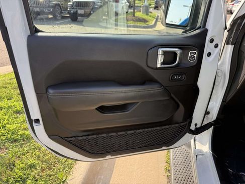 Used 2023 Jeep Wrangler Unlimited Sahara w/ Cold Weather Group AWD/4WD image 32