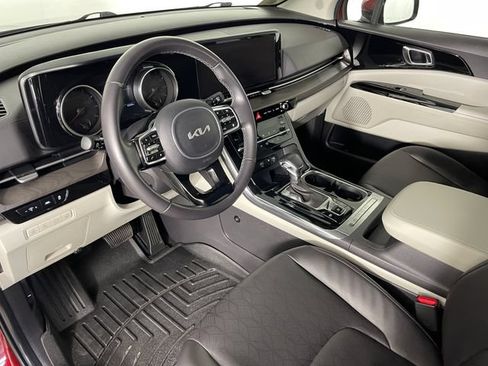 Used 2024 Kia Carnival EX FWD image 3