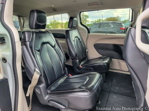 Used 2023 Chrysler Pacifica Touring-L FWD image 26