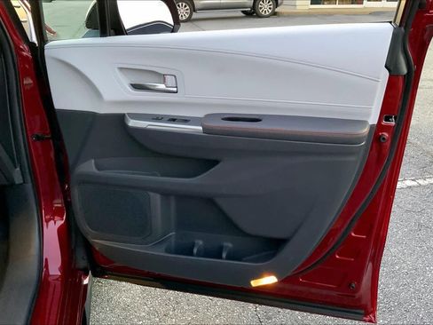 Used 2024 Toyota Sienna XSE image 22