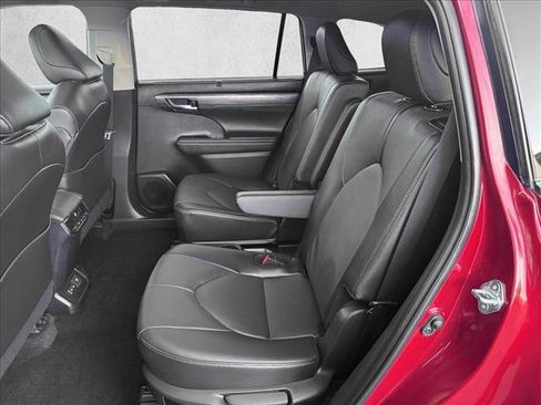 Certified 2025 Toyota Highlander Limited image 18