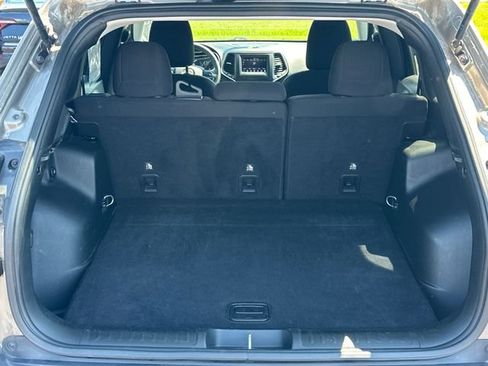 Used 2019 Jeep Cherokee Latitude w/ Popular Appearance Group AWD/4WD image 9