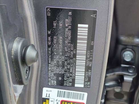 Used 2024 Toyota Highlander LE AWD/4WD image 24