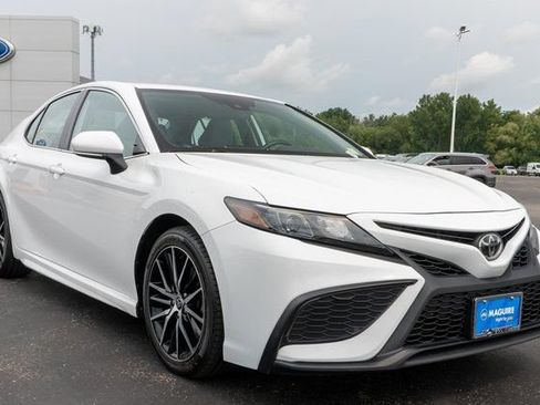 Used 2023 Toyota Camry SE FWD image 4