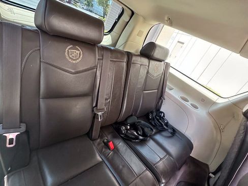 Used 2014 Cadillac Escalade ESV Platinum RWD image 18