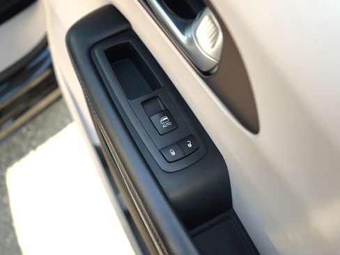 Used 2018 Chrysler Pacifica Touring-L FWD image 26