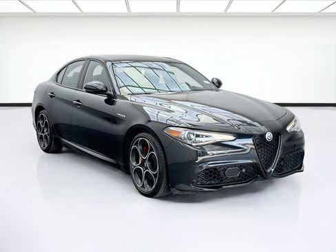 Used 2023 Alfa Romeo Giulia Veloce RWD image 3