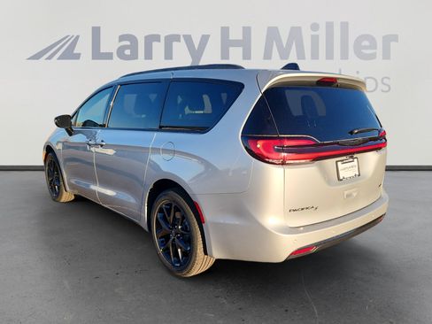 New 2026 Chrysler Pacifica Select image 4