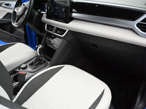 Used 2025 Volkswagen Taos SE w/ Panoramic Sunroof Package image 18