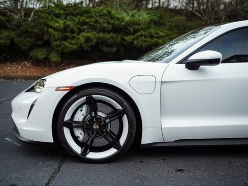 Used 2022 Porsche Taycan image 6