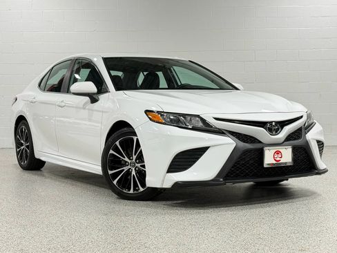 Used 2019 Toyota Camry SE w/ Carpet Mat Package image 4