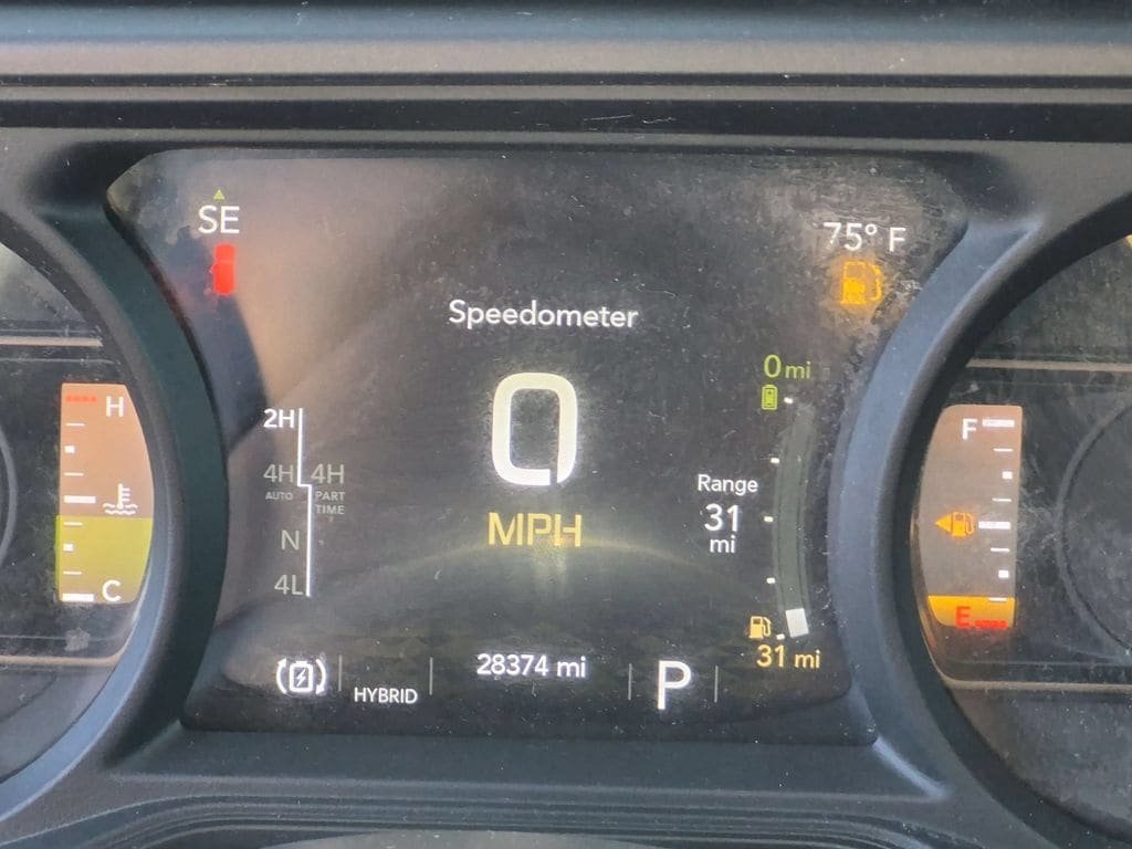 Certified 2025 Jeep Wrangler Unlimited Sahara w/ Technology Group AWD/4WD image 18