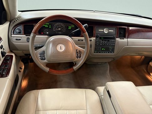 Used 2003 Lincoln Town Car Signature image 10