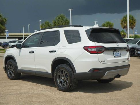 Used 2025 Honda Pilot TrailSport image 4