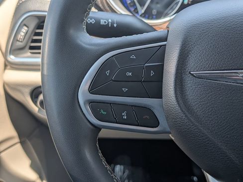 Used 2022 Chrysler Pacifica Limited FWD image 23