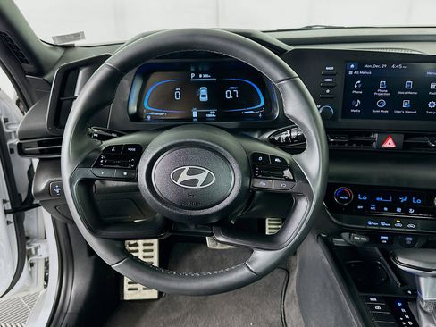 Used 2025 Hyundai Elantra Sport image 18