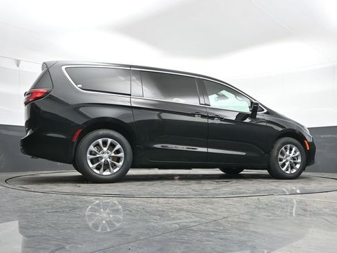 New 2026 Chrysler Pacifica Select AWD/4WD image 40