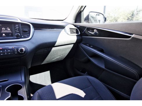 Used 2020 Kia Sorento LX image 12