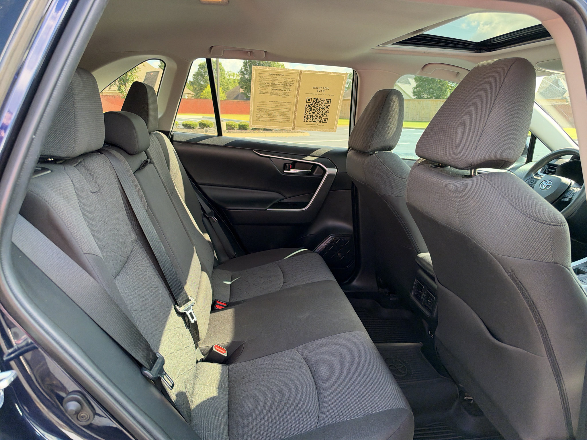 Used 2021 Toyota RAV4 XLE w/ Convenience Package FWD image 18