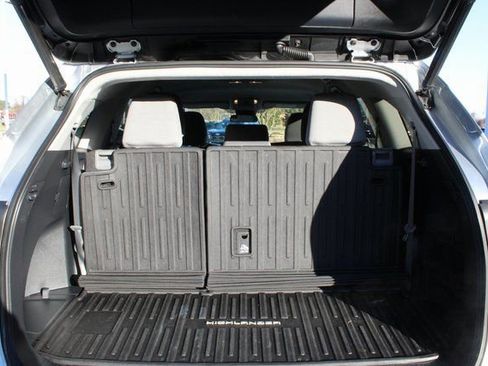 Used 2021 Toyota Highlander LE image 10