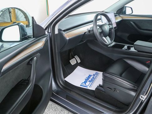 Used 2023 Tesla Model Y Performance AWD/4WD image 3