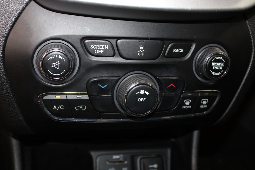Used 2018 Jeep Cherokee Latitude Plus FWD image 41