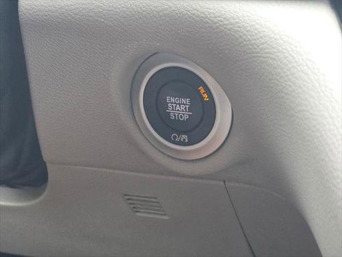 Certified 2023 Chrysler Pacifica Touring-L FWD image 32
