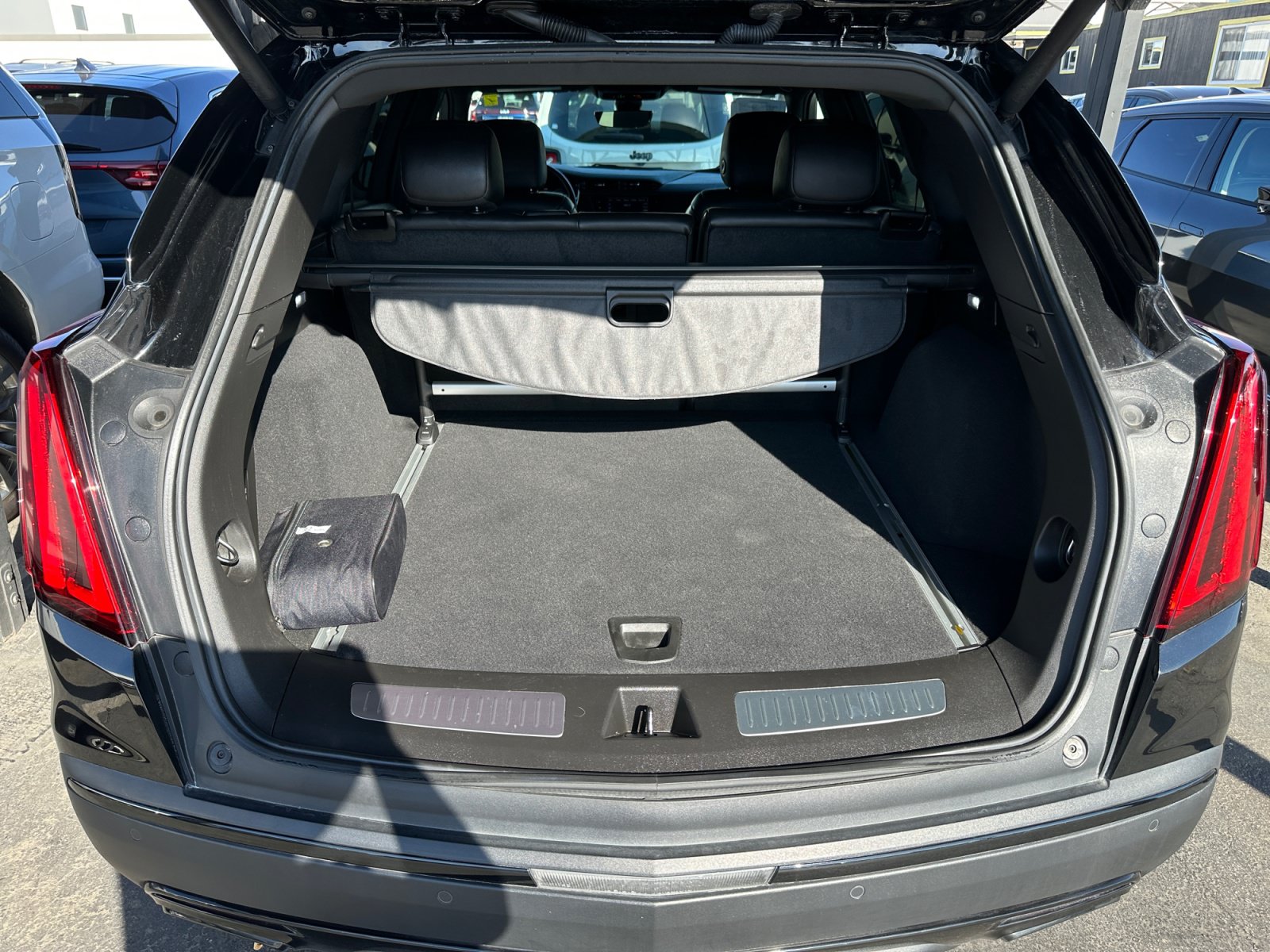 Used 2022 Cadillac XT5 Premium Luxury w/ LPO, ONYX Package FWD image 25