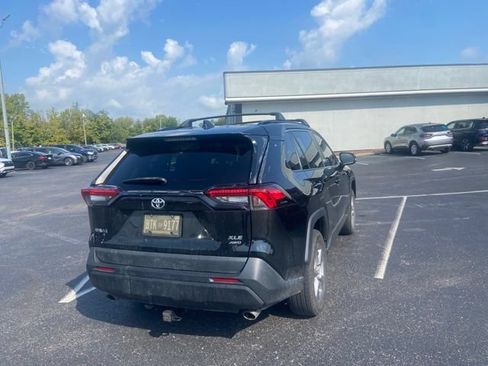 Used 2022 Toyota RAV4 XLE AWD/4WD image 4