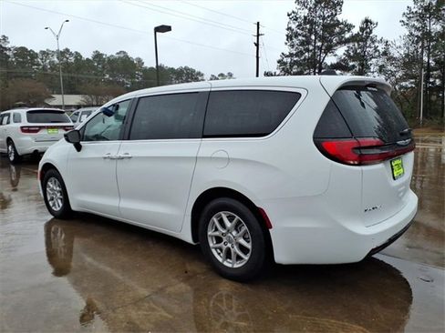 Used 2025 Chrysler Pacifica Select image 4