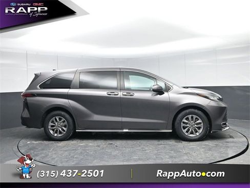 Used 2022 Toyota Sienna XLE image 3