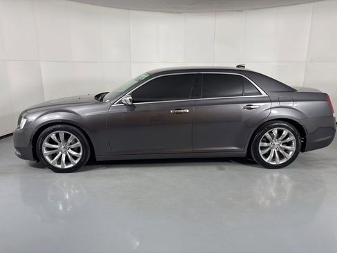 Used 2019 Chrysler 300 Touring w/ Chrome Appearance Package image 5