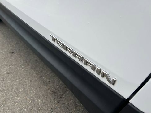 Used 2021 GMC Terrain SLT image 31