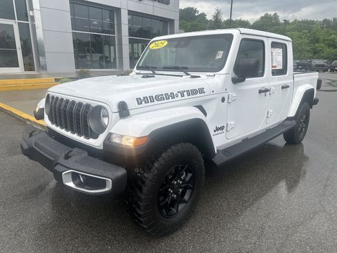 Used 2025 Jeep Gladiator Sport AWD/4WD image 2
