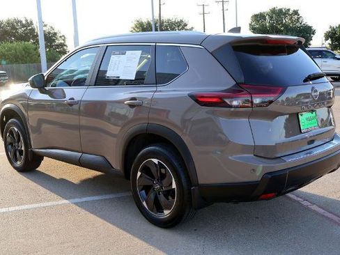 Certified 2025 Nissan Rogue SV w/ SV Premium Package FWD image 8