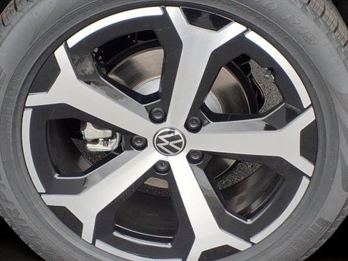 New 2026 Volkswagen Tiguan SE image 2