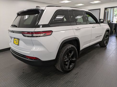 Used 2023 Jeep Grand Cherokee Altitude image 4