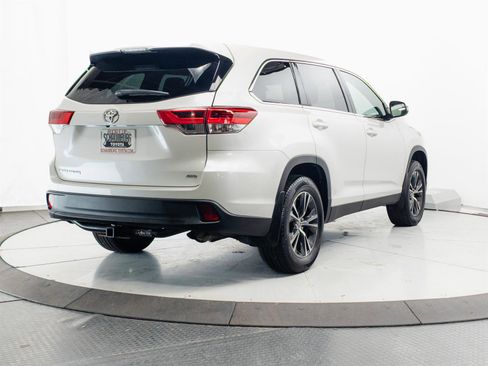 Used 2019 Toyota Highlander LE AWD/4WD image 11