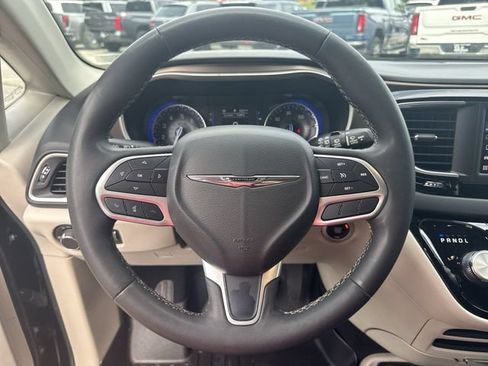 Used 2023 Chrysler Voyager LX FWD image 11