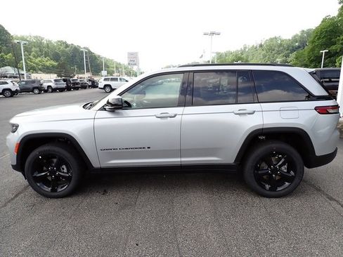 New 2025 Jeep Grand Cherokee Altitude image 2
