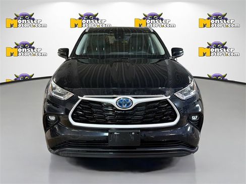 Used 2023 Toyota Highlander XLE image 2